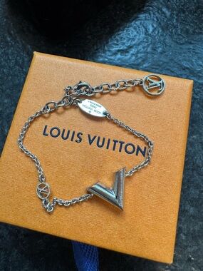 Louis Vuitton Silver essential V Initial Chain Bracelet